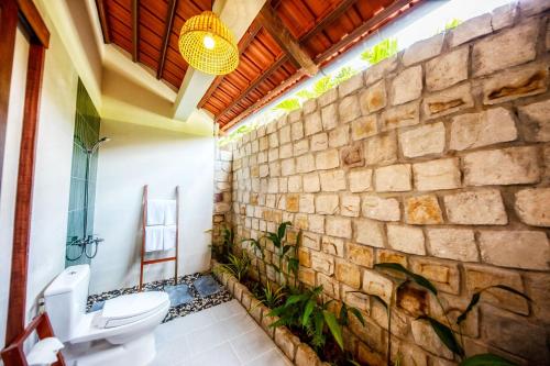 
a bathroom with a toilet and a sink at Thanh Kieu Beach Resort in Phú Quốc
