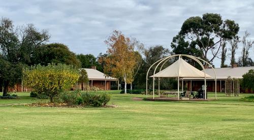 un edificio con tenda in mezzo a un campo di Coonawarra Units a Coonawarra