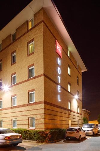a hotel building with cars parked in front of it at ibis London Thurrock M25 in Grays Thurrock