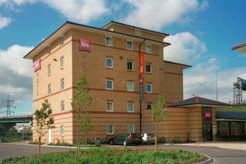 a large brown building with a sign on it at ibis London Thurrock M25 in Grays Thurrock
