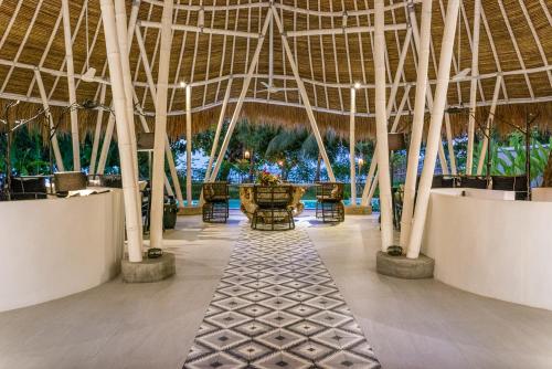 Ein Garten an der Unterkunft Beach Villas Lombok