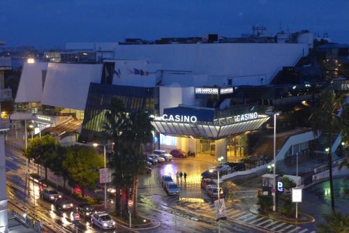 Nespecifikovaný výhled na destinaci Cannes nebo výhled na město při pohledu z hotelu