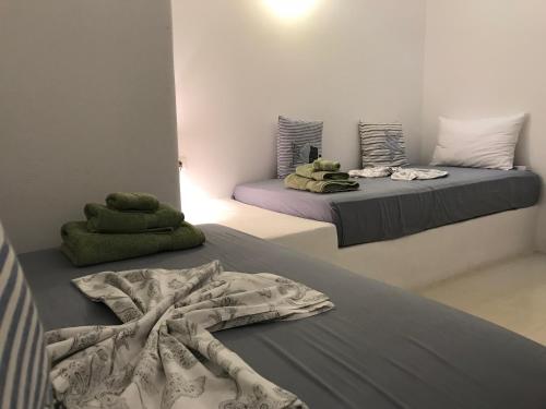 Ένα ή περισσότερα κρεβάτια σε δωμάτιο στο Seaside Home with Hot Tub, Vineyard, Shared Pool and View