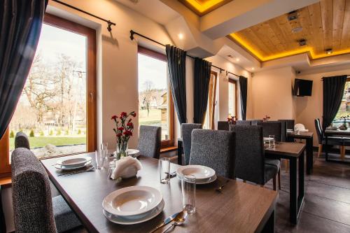 Reštaurácia alebo iné gastronomické zariadenie v ubytovaní Szara Gora