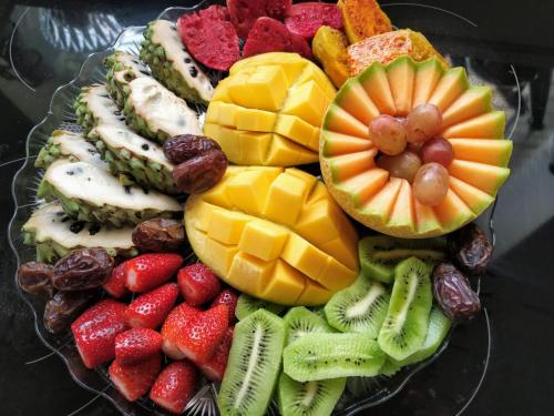a plate of fruit and vegetables on a table at Galit's Zimmer in Sha‘alvim