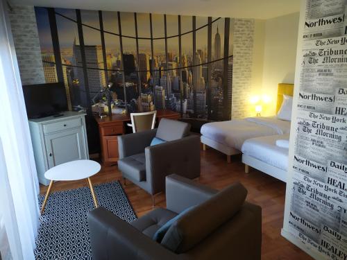 une chambre d'hôtel avec vue sur la ville dans l'établissement Résidence Carouge Appart Hôtel, à Brétigny-sur-Orge