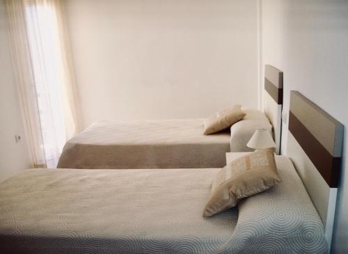 two beds in a small room with two beds at Apartament La Calita in Peniscola