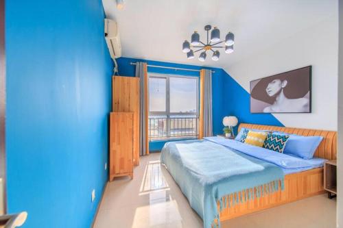 a blue bedroom with a large bed and a window at Tianjin Xiqing·University Town· in Tianjin