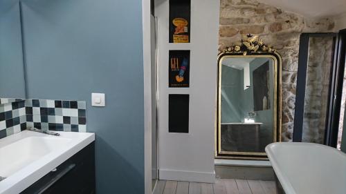 bagno con lavandino e specchio di La maison du brocanteur ad Aiguèze