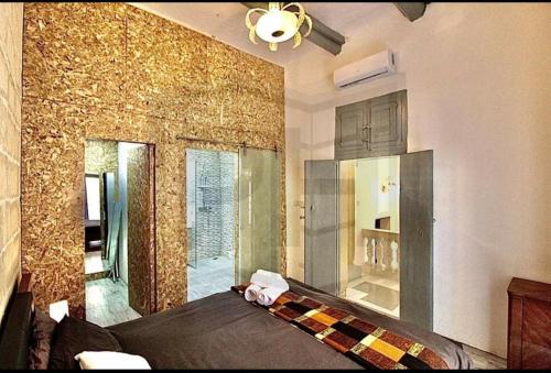 ein Schlafzimmer mit einem Bett und einer goldenen Wand in der Unterkunft 16 Agius de Soldanis in Victoria
