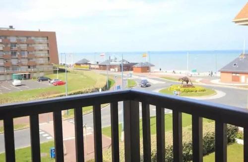 Cosy, fully renovated 2-room apartment with sea view