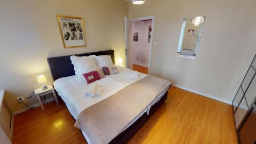Schlafzimmer mit einem Bett mit weißer Bettwäsche und Kissen in der Unterkunft Kleber - Les Halles in Straßburg