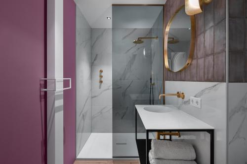 a bathroom with a sink and a mirror at Boutique Hotel De Vier Patriciërs in Middelburg