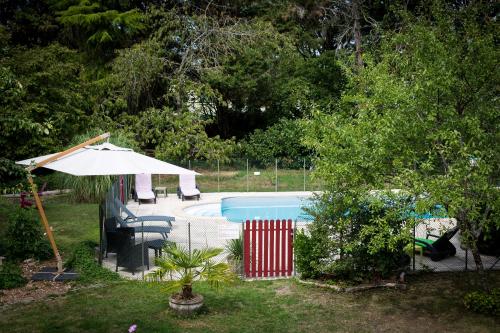 Bazén v ubytovaní Le Clos de la Vigneronne alebo v jeho blízkosti