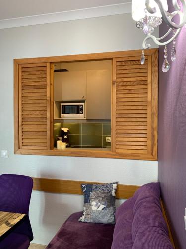a living room with a couch and a microwave at ALTAMIRA (Paris Expo - Porte de Versailles) in Issy-les-Moulineaux