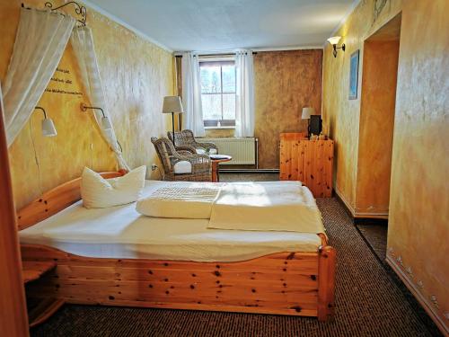 Ένα ή περισσότερα κρεβάτια σε δωμάτιο στο Familienfreundlicher Landurlaub im Gutshaus