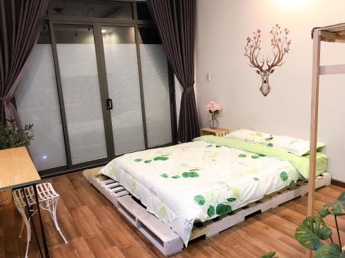 1 dormitorio con 1 cama grande en una habitación en 1993’s house, en Ho Chi Minh