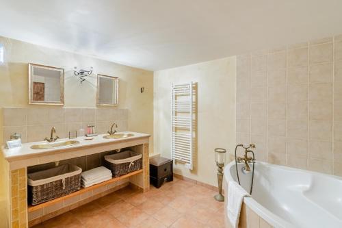 y baño con 2 lavabos y bañera. en La Bastide de Font Clarette, en Six-Fours-les-Plages