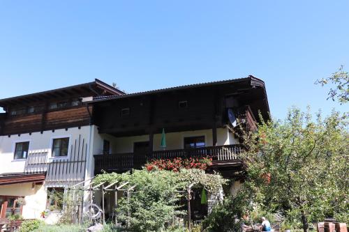 a building with a balcony on the side of it at Ferienwohnungen Knippschild in Lofer