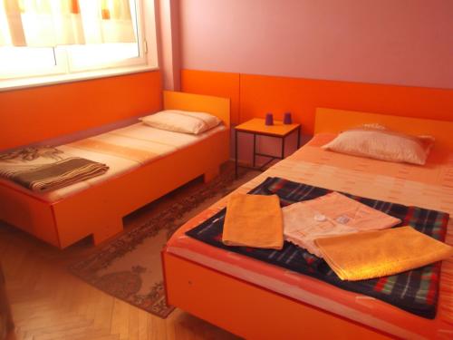 Кровать или кровати в номере Laki Apartments & Suites