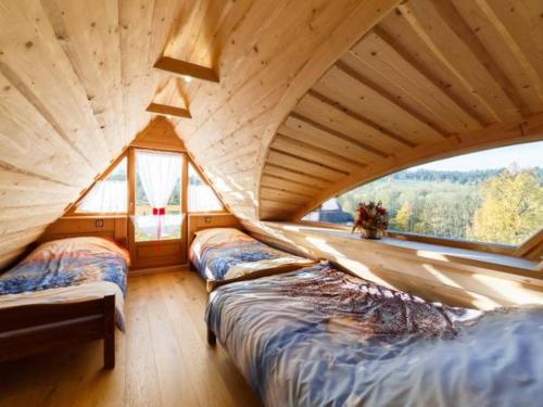 2 camas en una habitación con ventana grande en Chatka pod Giewontem en Ciche