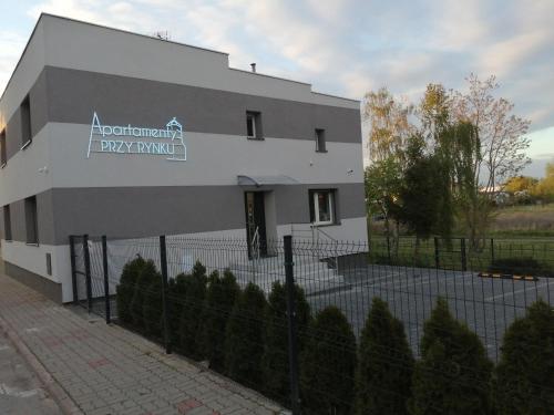 a building with a fence in front of it at Apartamenty Przy Rynku in Żnin