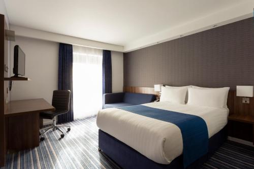 Een bed of bedden in een kamer bij Holiday Inn Express Dunstable, an IHG Hotel