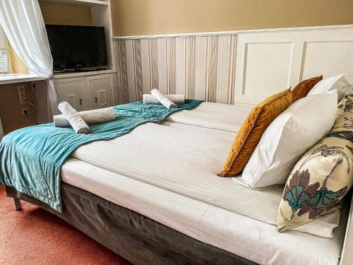 a couple of beds in a room at American House Hennela in Warsaw