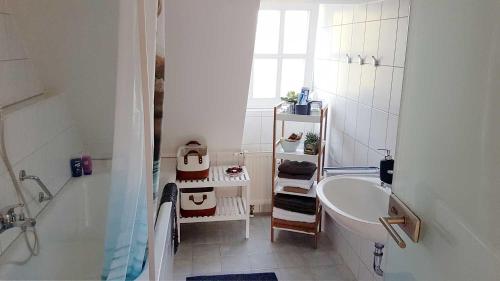 La petite salle de bains est pourvue d'une baignoire et d'un lavabo. dans l'établissement Apartment Pegnitzmühle mit Pegnitzinsel, à Vorra