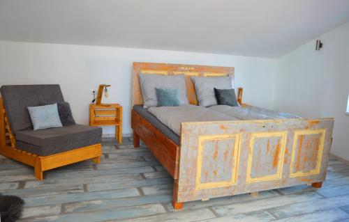 Una cama o camas en una habitación de Dům u lázní