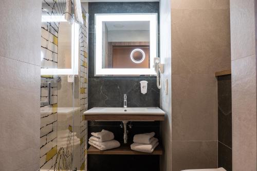 a bathroom with a sink and a mirror at ibis Styles Lublin Stare Miasto in Lublin