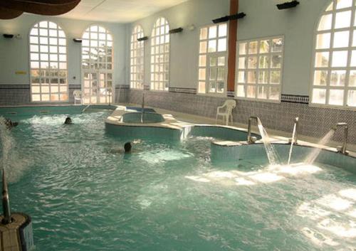 - une piscine avec des personnes à l'eau dans l'établissement T 2 tout confort avec terrasse vue mer et montagne., à Banyuls-sur-Mer