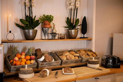 una mesa con un montón de diferentes tipos de pan y fruta en Lisebergsbyns B&B en Gotemburgo