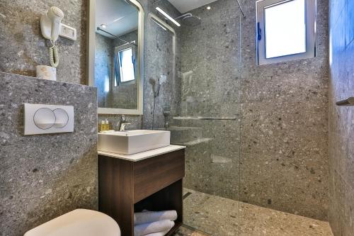 Hotel Bono tesisinde bir banyo