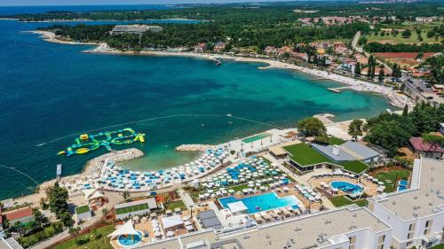 Luftblick auf ein Resort und den Strand in der Unterkunft Apartment Nola in Poreč