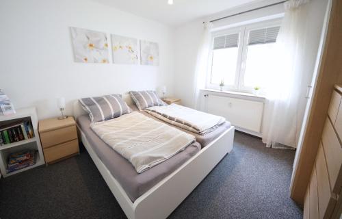 Un pat sau paturi într-o cameră la Appartementhaus Nige Ooge Ferienwohnung Nr. 3