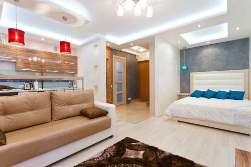 sala de estar con cama y sofá en Minsklux Apartment 2 en Minsk