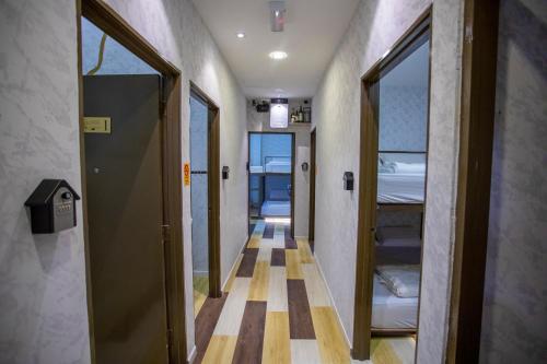 - un couloir dans une chambre avec 2 lits superposés dans l'établissement Lazy Cat Home At Gaya Street, à Kota Kinabalu
