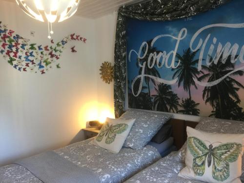 um quarto com duas camas e um sinal que diz bom dia em Sunshine Cottage em Waldsolms