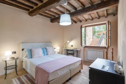 Tempat tidur dalam kamar di GH Borgo Pulciano Agriturismo