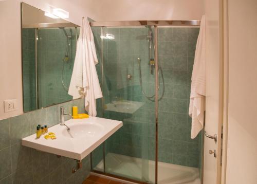 a bathroom with a sink and a shower at Agriturismo Poggio Agli Ulivi in Riotorto