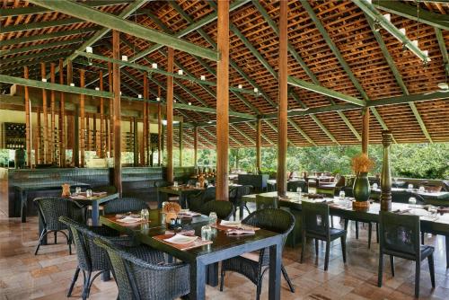 Un restaurante u otro lugar para comer en MUTHI MAYA Forest Pool Villa Resort - SHA Plus Certified