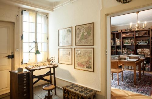 Pokój z biurkiem i stołem oraz biurkiem sidx sidx sidx w obiekcie Maison DuBois w mieście Le Locle