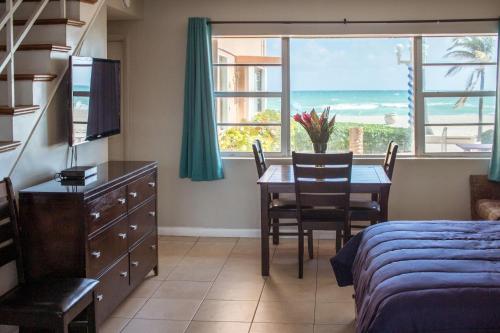 Posezení v ubytování Riptide Oceanfront Hotel