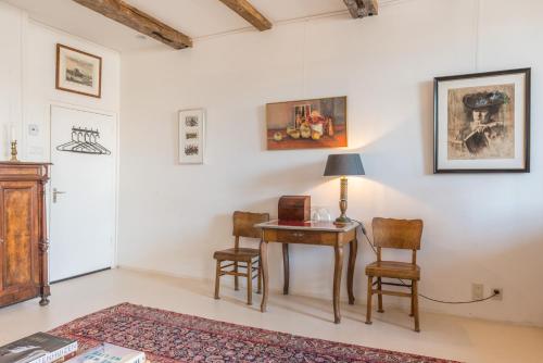 a room with a table and two chairs and a lamp at Classy Room 17th C Canalhouse in Amsterdam