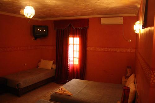 Un pat sau paturi într-o cameră la Hotel Bab Sahara