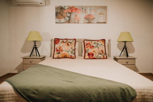 聖巴托洛梅的住宿－Casa rural con piscina en Hoya de Tunte - 4，一间卧室配有一张带两盏灯的床。