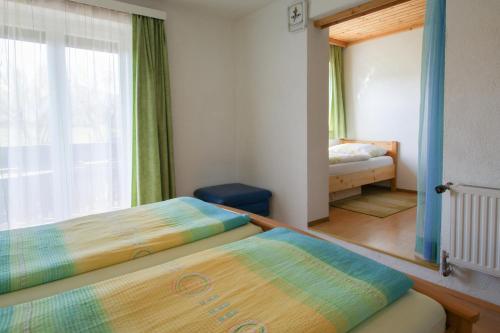 een kleine slaapkamer met een bed en een raam bij Haus Primosch in Schiefling am See