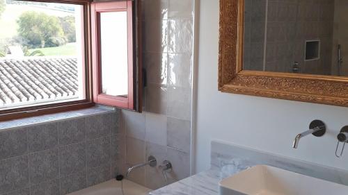 bagno con lavandino e finestra di Hotel Cortijo Las Piletas a Ronda