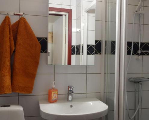 a bathroom with a sink and a mirror at Funäsdalens Stugby in Funäsdalen